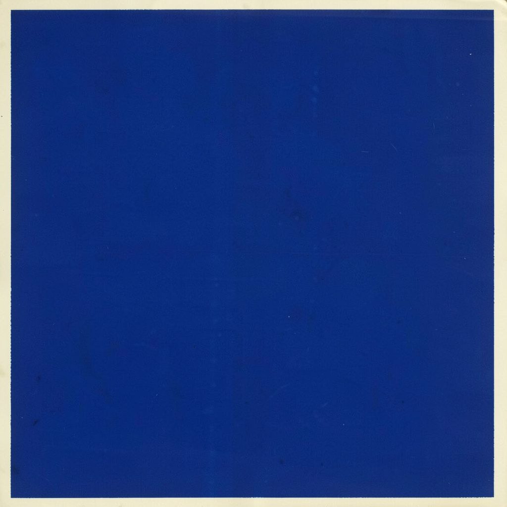 Peinture gouache mate d'un paysage abstrait aux tons bleu marine profond et blanc cassé, évoquant la rigueur institutionnelle et le savoir, avec des formes géométriques douces suggérant des publications et des ressources documentaires.